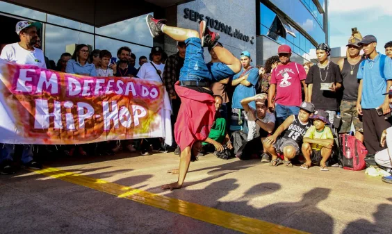 Senado amplia pena para crime contra professor e médico