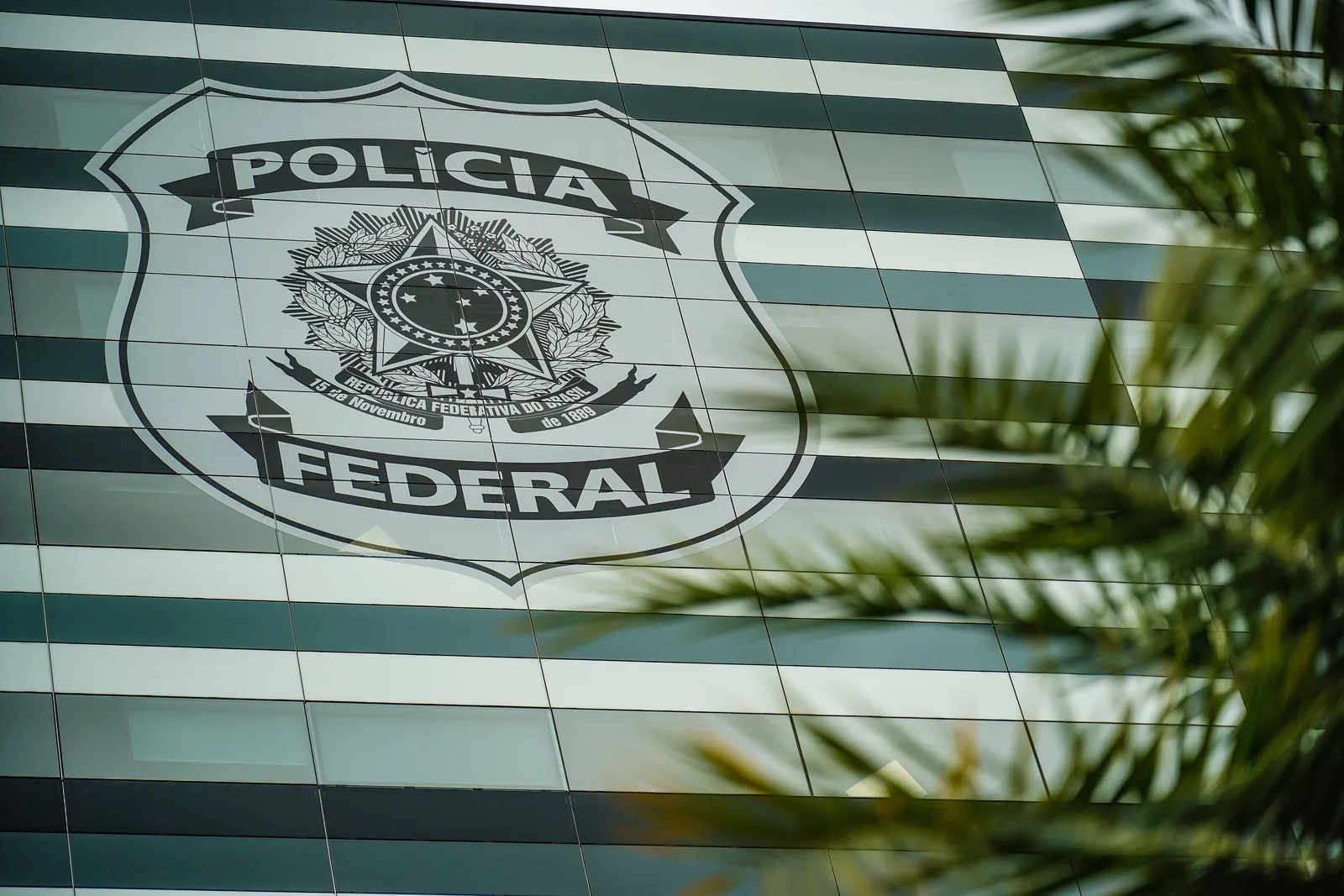 Flávio Bolsonaro envia defesa à PF e nega calúnia a Lula