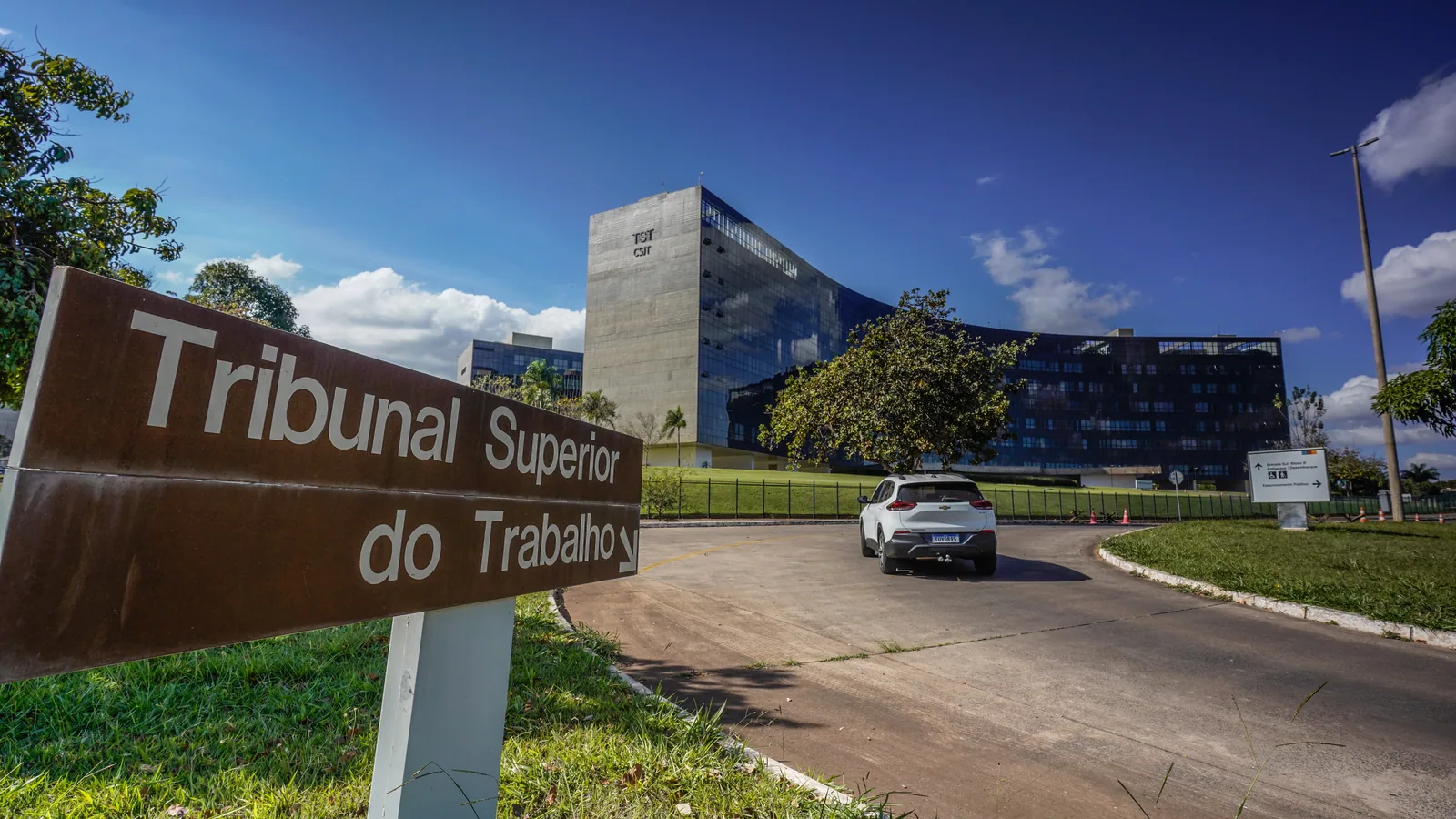 Pressão por voto no trabalho gera multa e punição criminal