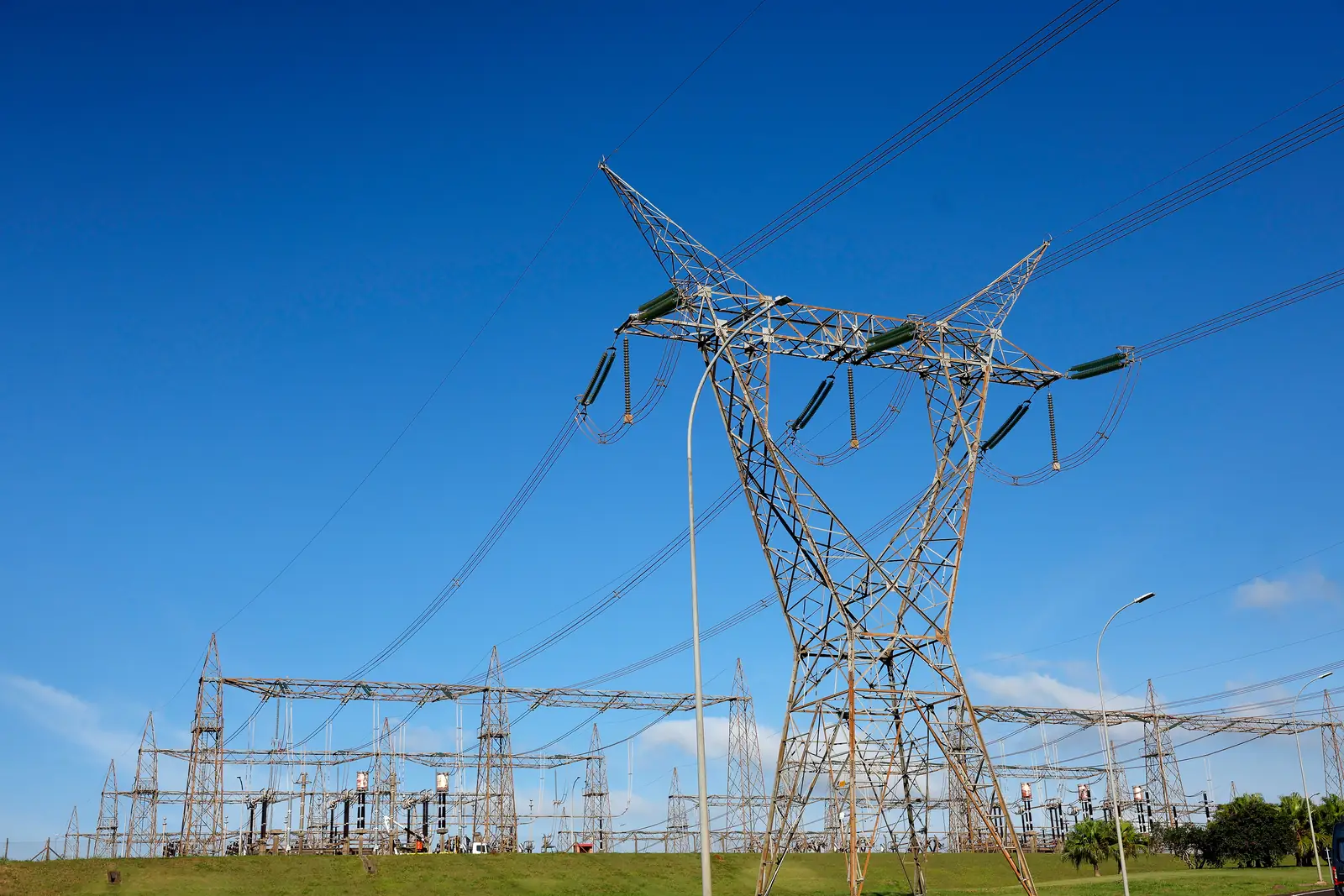 Decreto assinado pelo governo permite que consumidores residenciais e comerciais escolham a própria distribuidora de eletricidade.