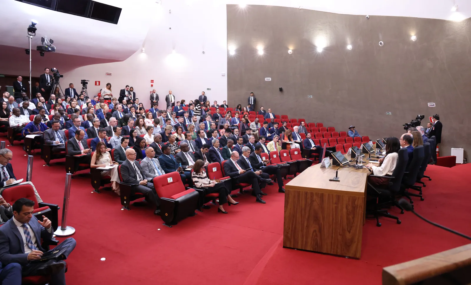 Encontro com 86 diplomatas detalha segurança do voto e punições para plataformas que mantiverem desinformação e montagens digitais no ar.