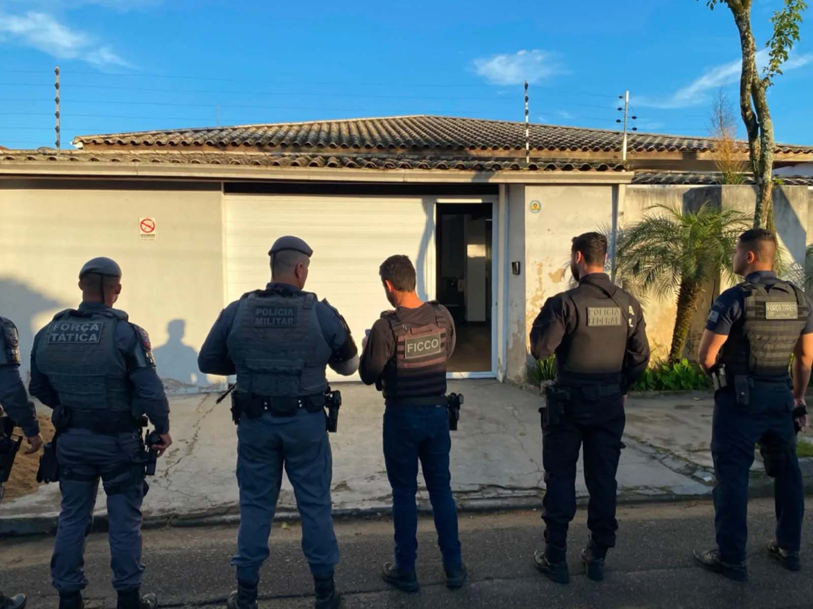 Operação Commodity prende nove suspeitos, bloqueia bens bilionários e desarticula rota de exportação de cocaína escondida em sacos de café.
